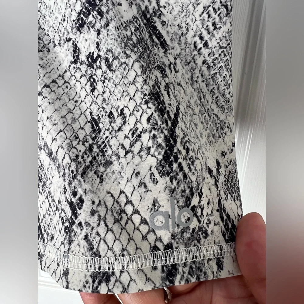 Alo Python Print Leggings Shorts Sz XS gym workout run